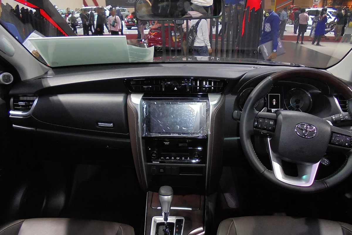 Opulent Dark Leather Cabin & Dual-Zone Climate Controls