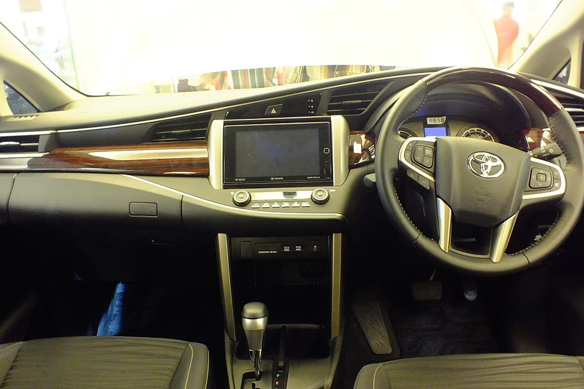 Plush Reclining Middle-Row Captain Seats with Dual AC
