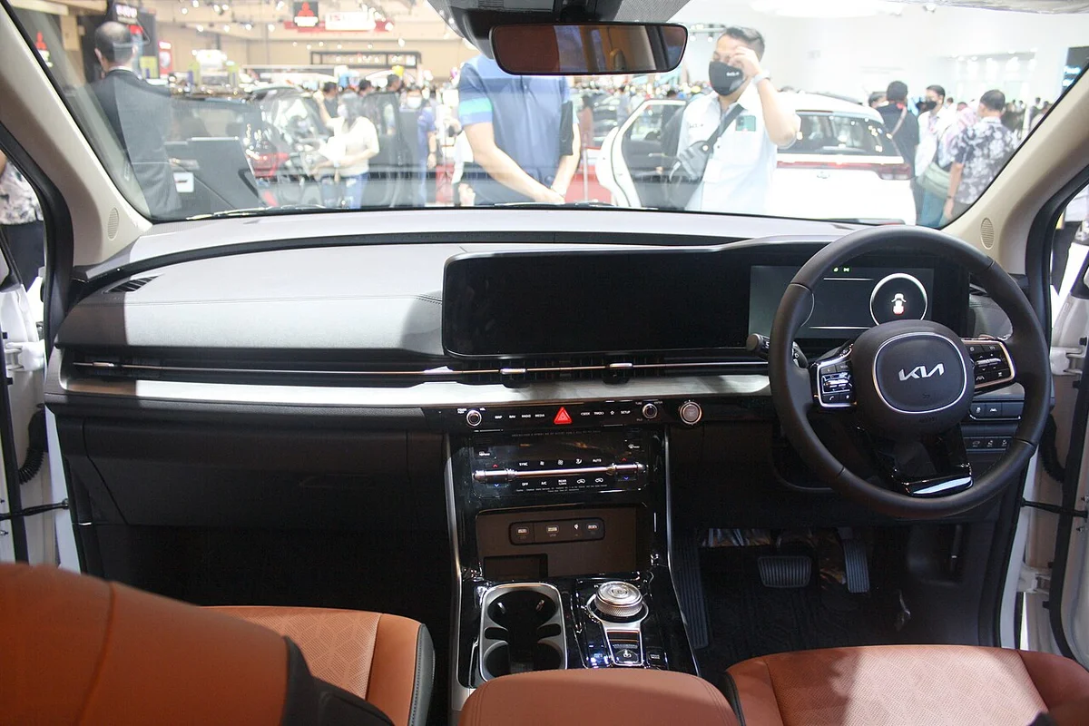 Dual Sunroof Cabin & Advanced Touchscreen Cockpit